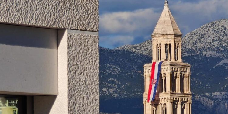 Velika hrvatska zastava zavijorila se na zvoniku Svetog Dujma