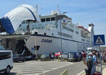 Velike gužve na cestama – U prekidu katamaranska linija Split-Hvar-Split