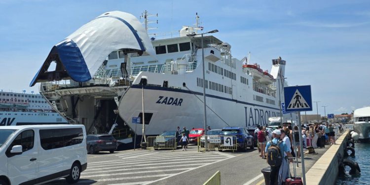 Velike gužve na cestama – U prekidu katamaranska linija Split-Hvar-Split