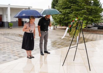 Vijenci i svijeće za žrtve totalitarnih režima na šibenskom Kvanju