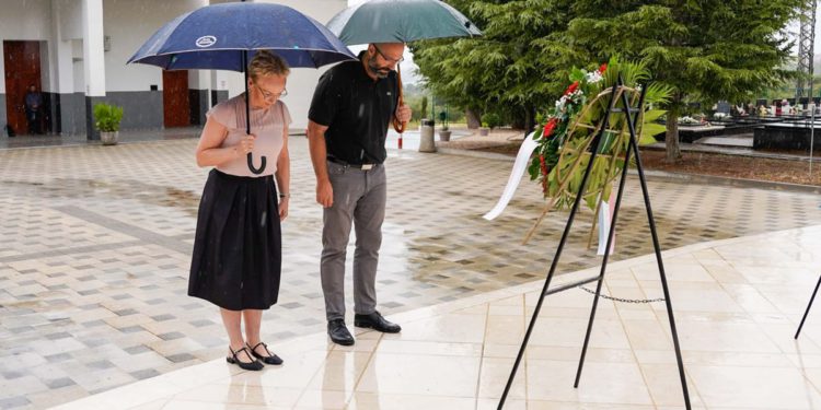 Vijenci i svijeće za žrtve totalitarnih režima na šibenskom Kvanju