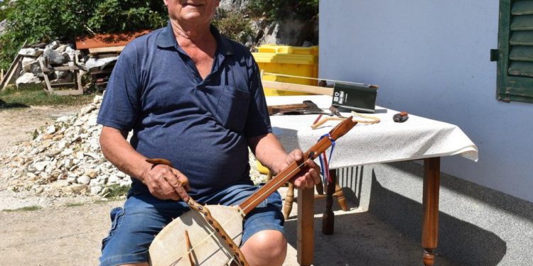 Vinko Štrbić iz Stabline nije samo posljednji aktivni guslar. On i izrađuje ovaj čarobni instrument. I ne samo to…