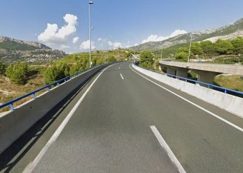 Vozilo završilo na krovu, vozač hitno prebačen u bolnicu!