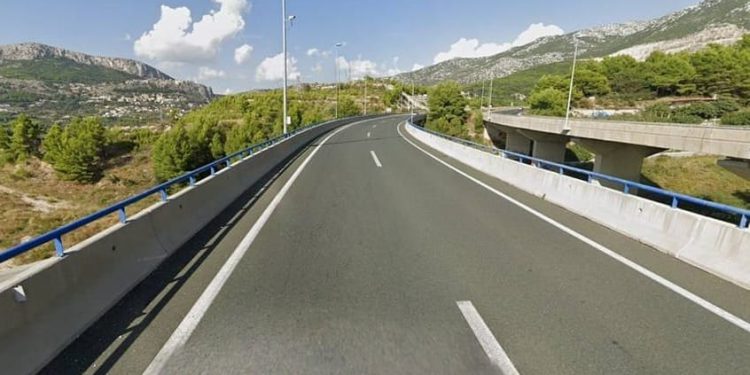 Vozilo završilo na krovu, vozač hitno prebačen u bolnicu!