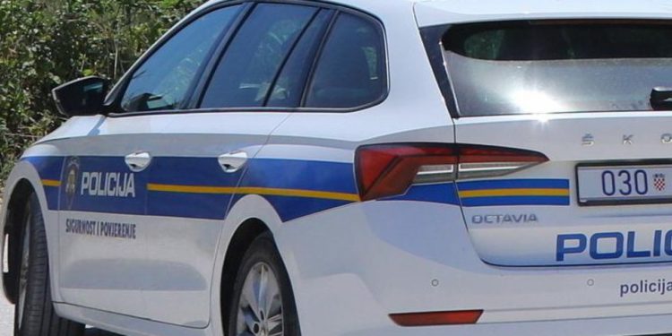 Vremešni vozač izazvao prometnu nesreću, jedna osoba završila u bolnici s teškim tjelesnim ozljedama