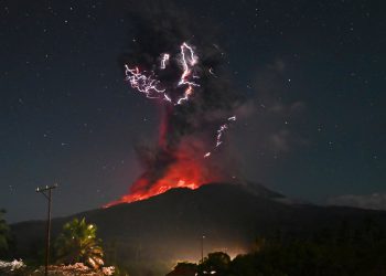 Vulkan Mount Lewotobi iz Indonezije eruptira za drugi dan
