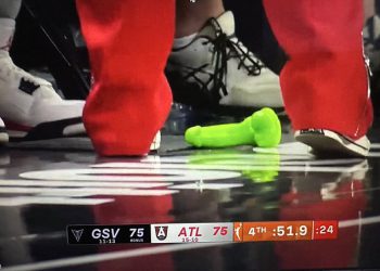 WNBA obožavatelj je uhićen nakon bacanja seksualne igračke na teren u Atlantu