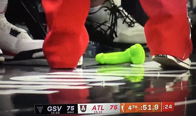 WNBA obožavatelj je uhićen nakon bacanja seksualne igračke na teren u Atlantu
