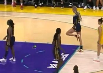 WNBA -ova epidemija seksualnih igračaka nastavlja se jer najnovija žrtva Sophie Cunningham pogodi erotsku predmet tijekom igre FEVER