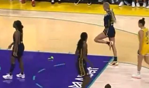 WNBA -ova epidemija seksualnih igračaka nastavlja se jer najnovija žrtva Sophie Cunningham pogodi erotsku predmet tijekom igre FEVER