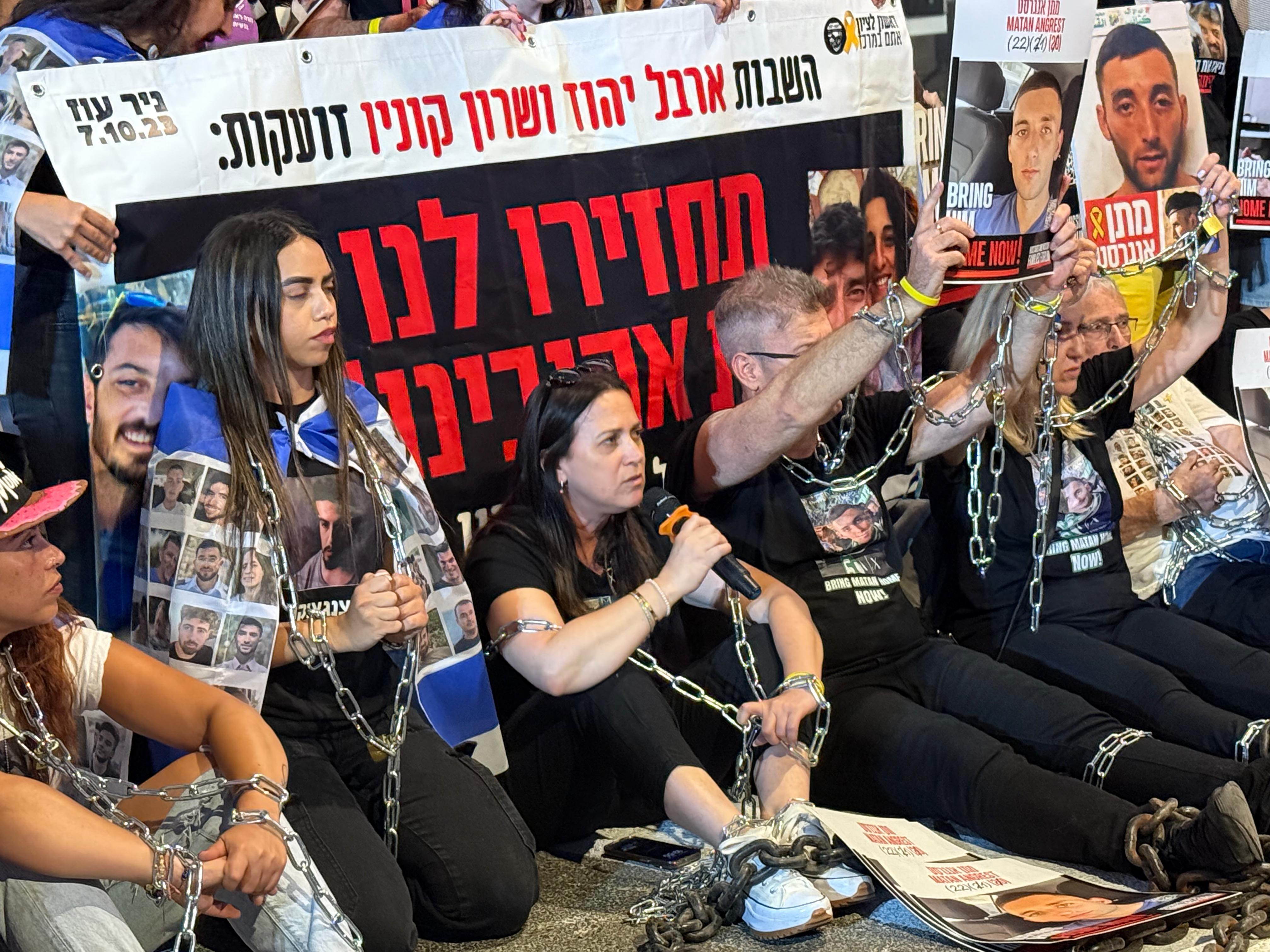 Obitelji talaca i pušteni taoci vezani su se ispred vladinih ureda dok se Netanyahu sastajao s kabinetom