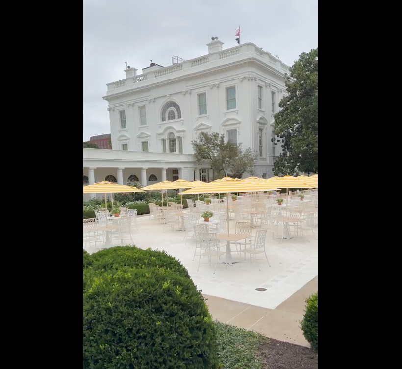 Bijela kuća Press dobiva obilazak novog popločanog dijela Rose Garden, koji uključuje kišobrane iz Mar-a-Lago, prema tiskovnoj tajnici Bijele kuće Karoline Leavitt