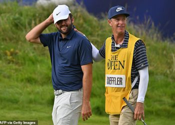 World No 1 Golfer Scottie Scheffler trpi ogroman udarac ispred PGA Tour Playoff događaja