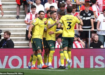 Wrexham ‘Target ex-liverpool ace’ kao ambiciozni Ryan Reynolds i Rob Mac zaduženi za četvrtu izravnu promociju