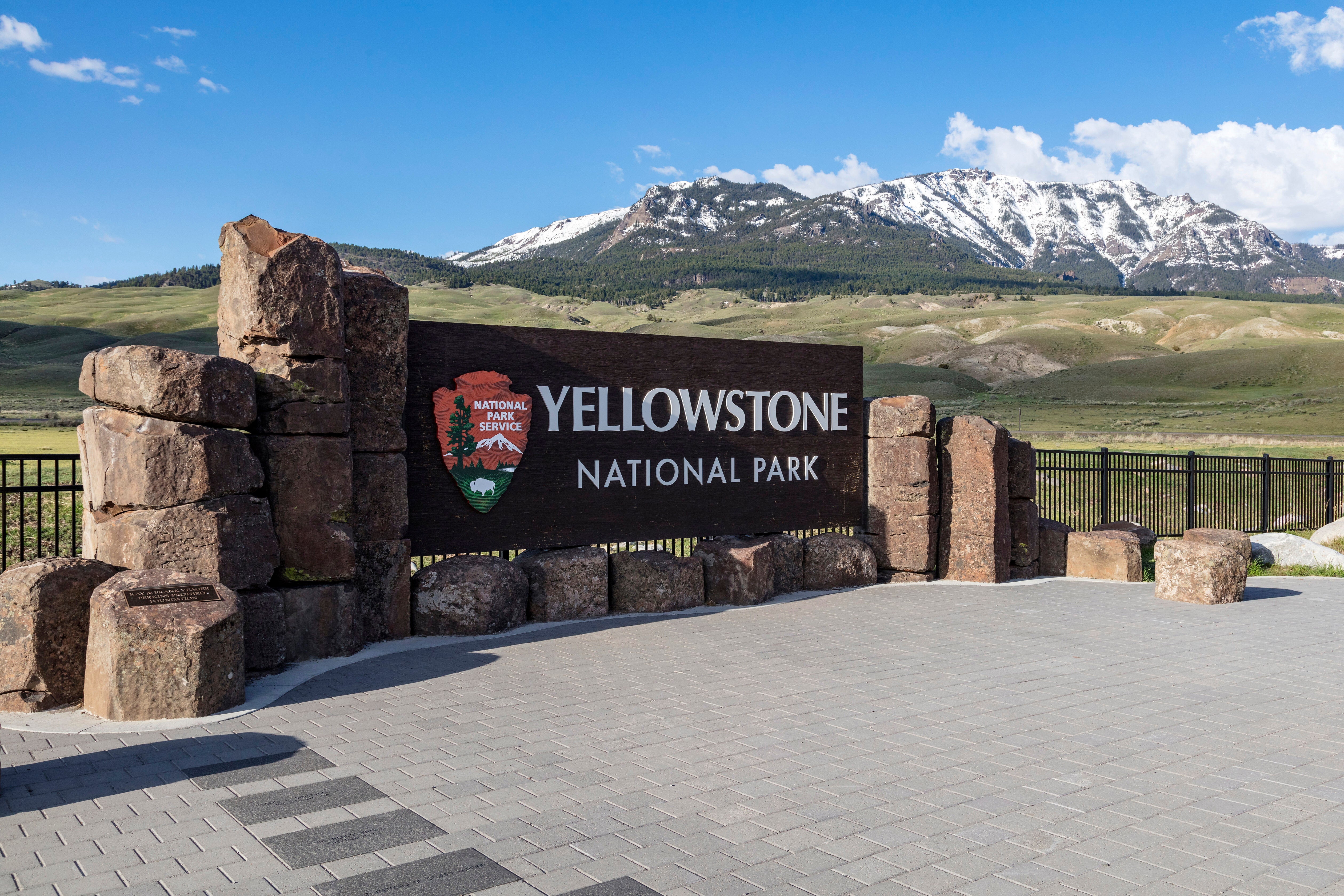 Ova fotografija koju je pružila služba Nacionalnog parka prikazuje znak koji označava sjevernu ulaz Nacionalnog parka Yellowstone, 7. svibnja 2018. (Jacob W. Frank/Nacionalni park Service putem AP, File)