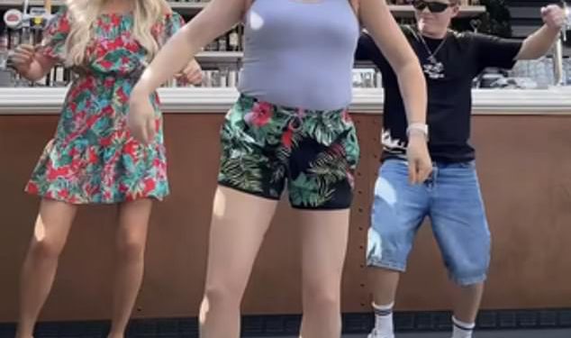 X Factor Star Honey G prikazuje njezinu nevjerojatnu transformaciju mršavljenja u prsluku i škljocanje kratkih hlača dok divlje pleše u zabavnom isječku na društvenim mrežama