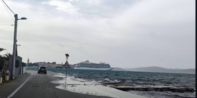 ZADRANI DOBIVAJU 700 NOVIH VEZOVA Kreće se s uređenjem obale na kojoj cestu poplavljuje more!