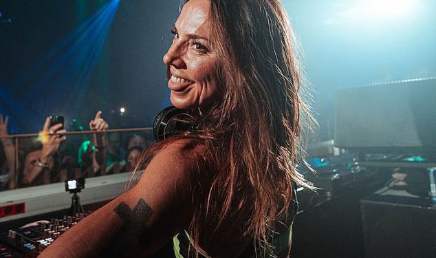 Zabava poput a-listera! Unutar luksuznih vrućih točaka Ibize na kojima izvode likovi dječaka Georgea i Mel C -a i slavnih, uključujući Anne Hathaway i Luke Evans, spuštaju kosu