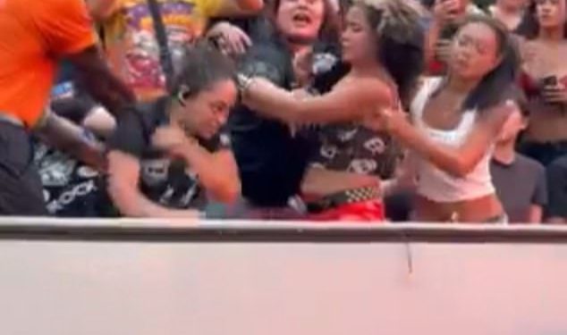 Začarana svađa između žena WWE -a izbija se dok SummerSlam Chaos udara na tribine u New Jerseyju