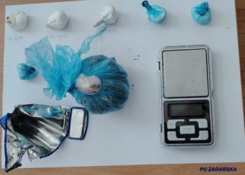 Zadarska policija u stanu 30-godišnjaka pronašla travu, speed i digitalnu vagu