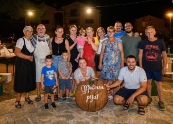 Zadarski – “Materin pijat” oduševio: mještanke i mještani cijelu su večer pripremali domaće delicije, a bilo je i natjecanje u
