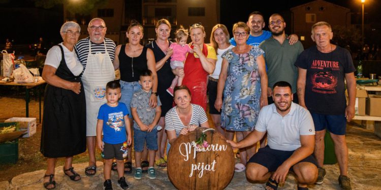 Zadarski – “Materin pijat” oduševio: mještanke i mještani cijelu su večer pripremali domaće delicije, a bilo je i natjecanje u