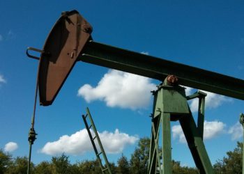 Zalihe padaju, cijena nafte na međunarodnim tržištima porasla