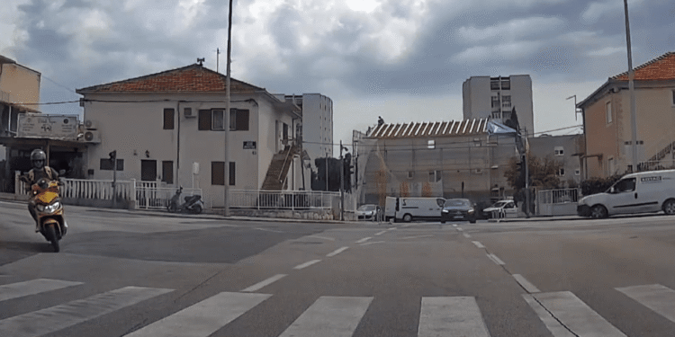 Zamalo tragedija! Usred dana na splitskoj prometnici čekao u krivom smjeru, a onda je naišlo drugo vozilo…