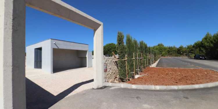 Završeni su radovi četvrte faze uređenja mjesnog groblja: Vir sada ima jedno od najljepše uređenih grobljanskih prostora u Zadarskoj županiji!