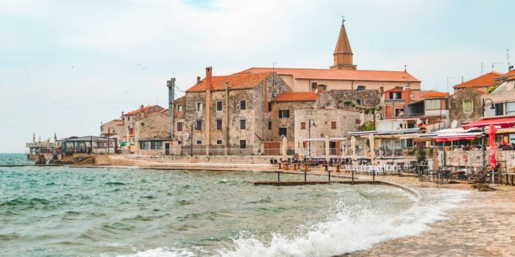 Zbog premlaćivanja Slovenca na plaži, policija u Umagu prijavila trojicu za nasilničko ponašanje!