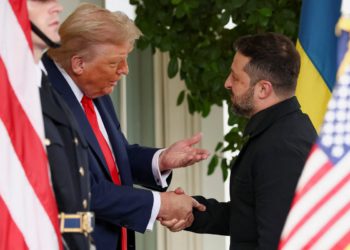 Zelensky se pojavljuje u Bijeloj kući u potpuno crnoj odijelu – ali bez kravata – nakon što se Trump požalio na svoje prethodno odjeće