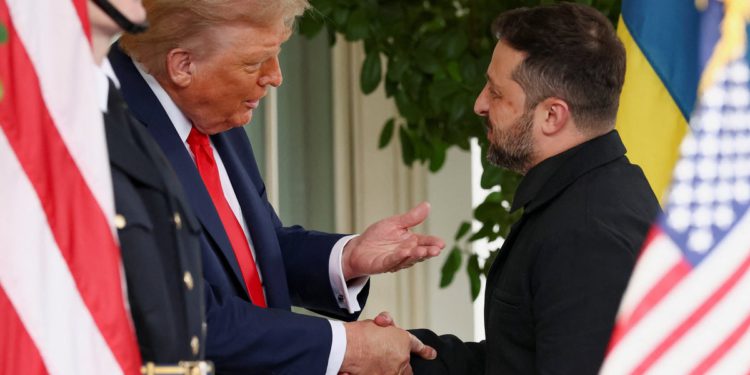 Zelensky se pojavljuje u Bijeloj kući u potpuno crnoj odijelu – ali bez kravata – nakon što se Trump požalio na svoje prethodno odjeće