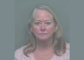 Žena, 71, držala je oca i njegovu djecu pod oružjem nakon što je tvrdila da nisu povezana, kažu policajci