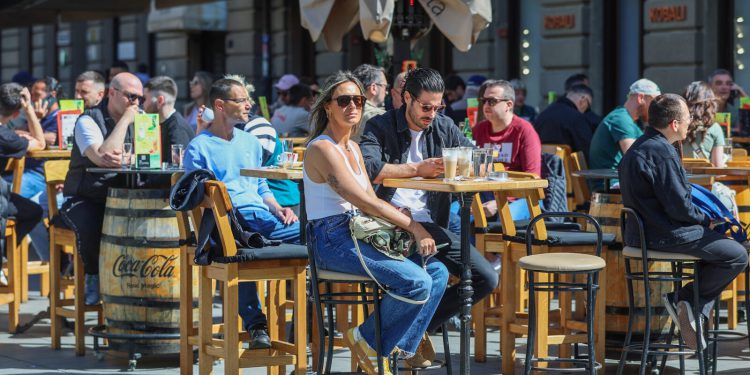 Žene vs. muškarci u Hrvatskoj: Tko živi duže, tko je više plaćen, tko dominira na fakultetima