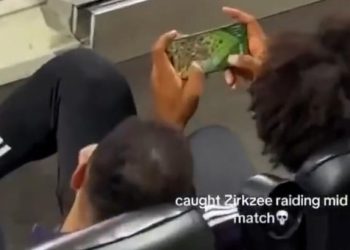 Zirkzee, ali što radiš? Igrajte na telefonu tijekom igre