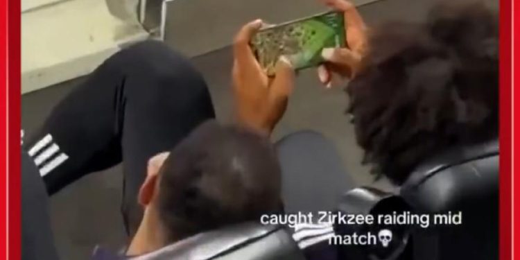 Zirkzee, ali što radiš? Igrajte na telefonu tijekom igre