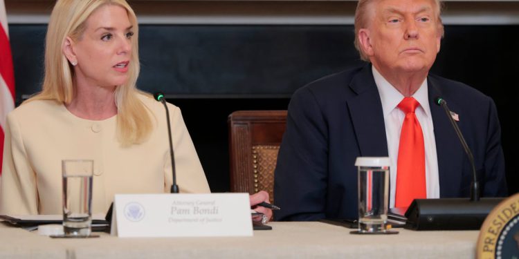 Žrtva Epsteina osuđuje ‘političko ratovanje’ u naporima Trumpove administracije da pusti transkripte velikog porote