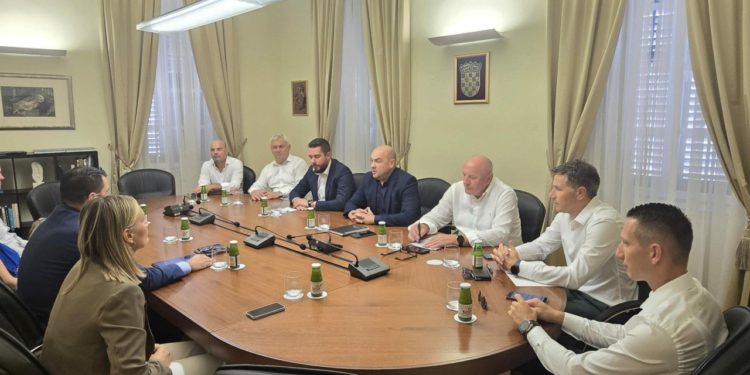 Župan Pezo održao sastanak s Upravom Jadrolinije i ravnateljicom Agencije za obalni linijski pomorski promet. Evo zaključaka