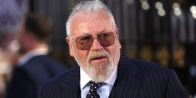 Zvijezda Black Widow Ray Winstone toliko se frustrirao Marvelovim zahtjevima za preusmjeravanjem da je umjesto toga tražio da se “preboli”, prije nego što ga je podsjetio da je pod ugovorom