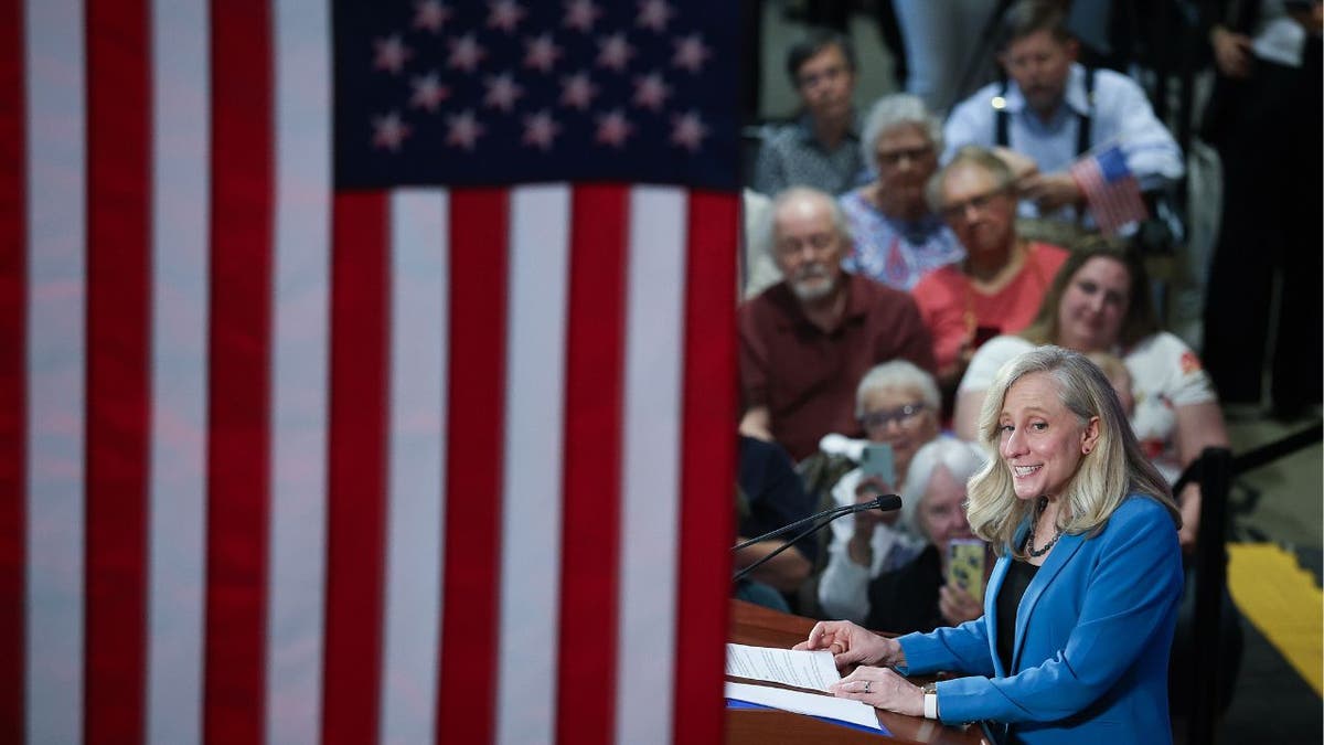 Spanberger s desne strane, američka zastava dominira imidžom