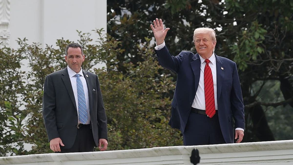 Trump na krovu Bijele kuće, mašući