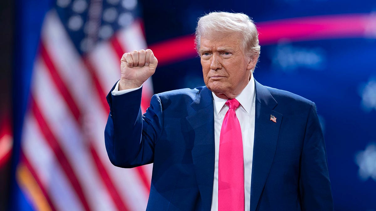 Donald Trump s šakom gore