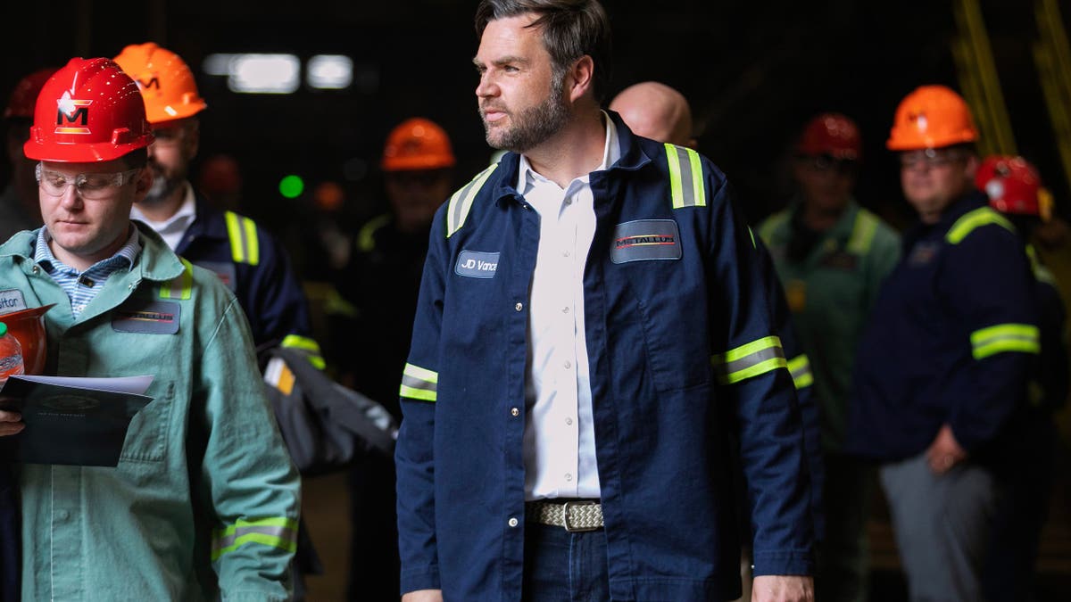 Potpredsjednik JD Vance obilazi biljku Metallus u Kantonu, Ohio, ponedjeljak, 28. srpnja 2025. (