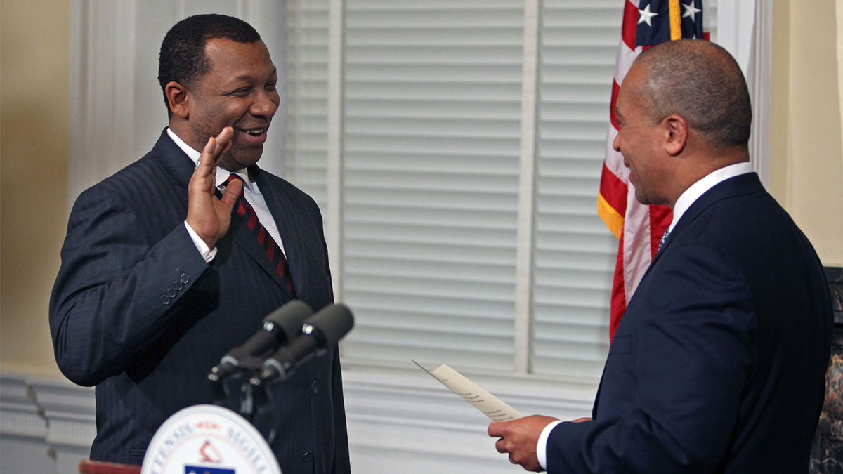 Guverner Deval Patrick kune se u Stevenu Tompkinsu kao šerif okruga Suffolk u državnoj kući u utorak, 22. siječnja 2013.