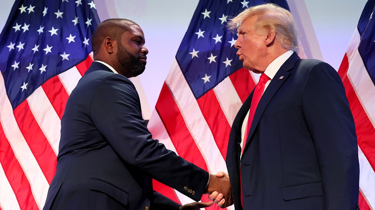 Veleposlanik Byron Donalds ruši ruku bivšeg predsjednika Trumpa 2023. godine