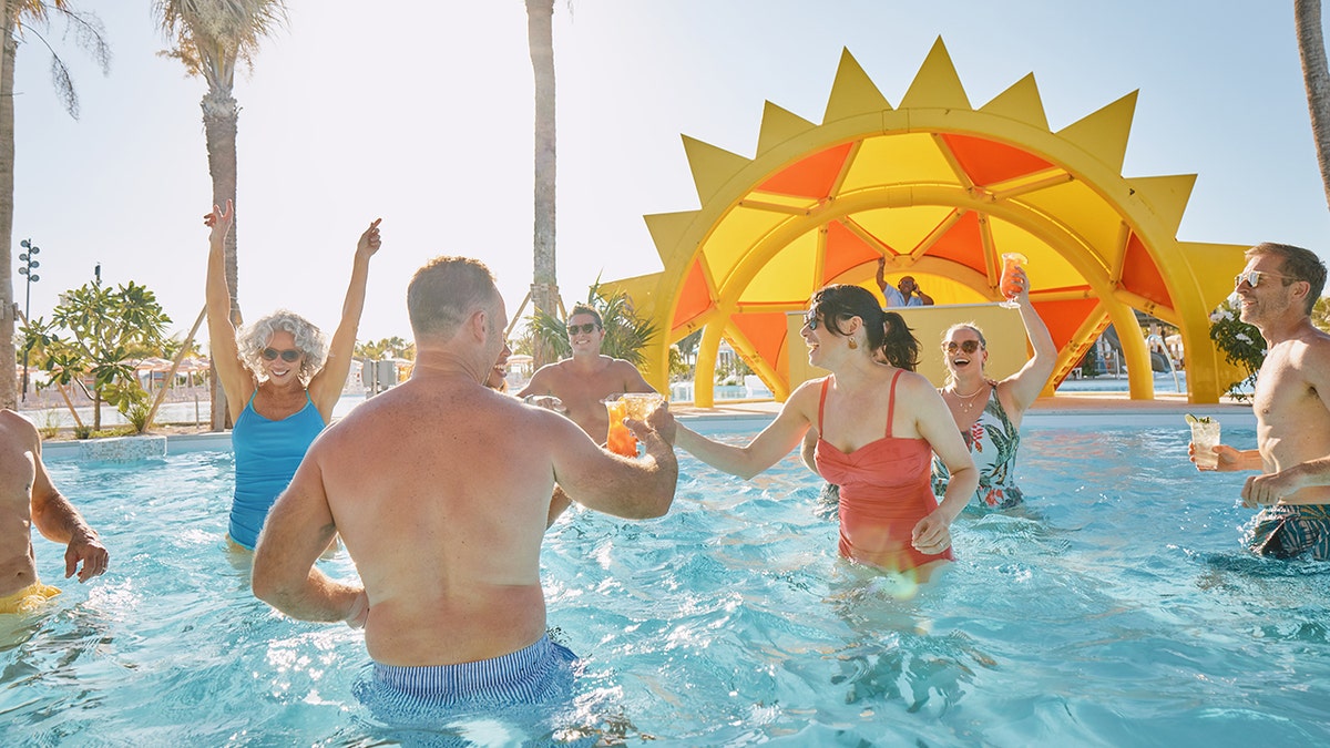 Gosti u laguni Calypso Carnival Cruise Line