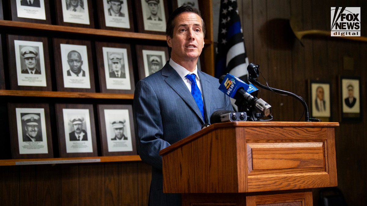 Senator Bernie Moreno govori na konferenciji za novinare, zajedno s Holly, žrtvom virusa 26. srpnja Brawl u Cincinnatiju