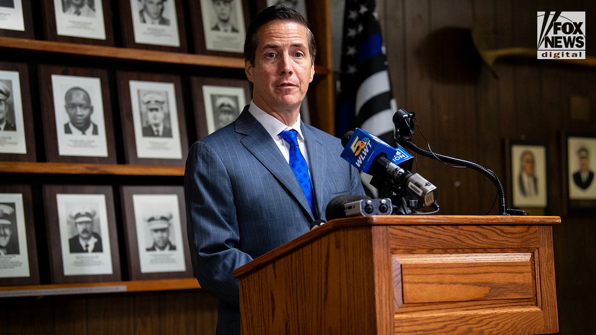 Senator Bernie Moreno govori na konferenciji za novinare, zajedno s Holly, žrtvom virusa 26. srpnja Brawl u Cincinnatiju