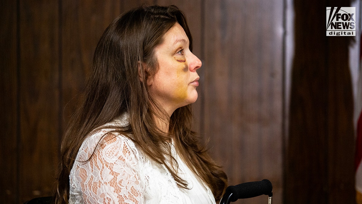 Holly, žrtva virusa 26. srpnja svađa u Cincinnatiju, sluša kako govori senator Bernie Moreno