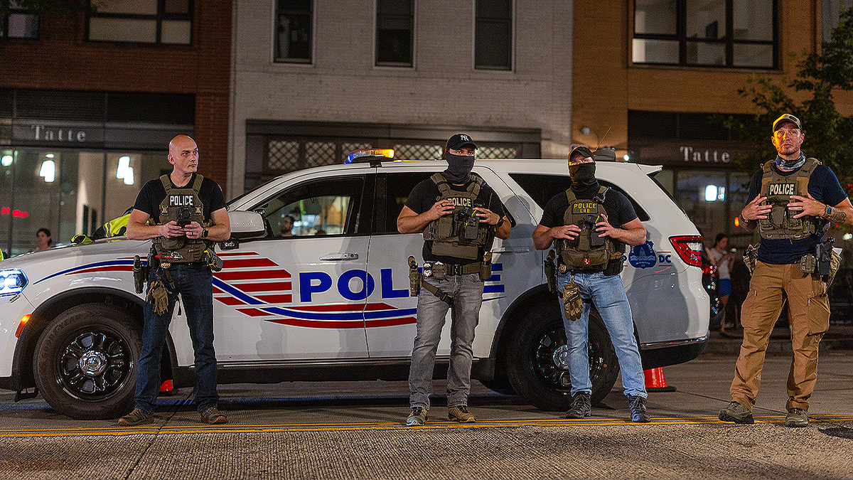 DC policajci na kontrolnoj točki usred Trumpove akcije